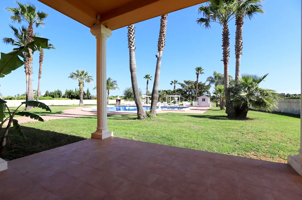 Magnífica villa a 600 metros de la playa en Dénia.