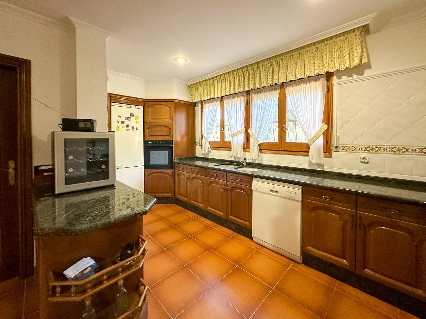 Villa en Ontinyent, con piscina y grandes espacios.