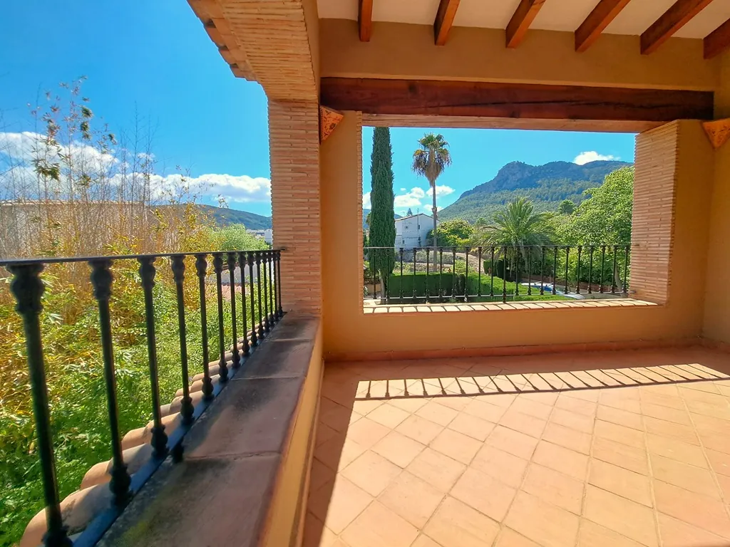 Villa con piscina para comprar en Orba.