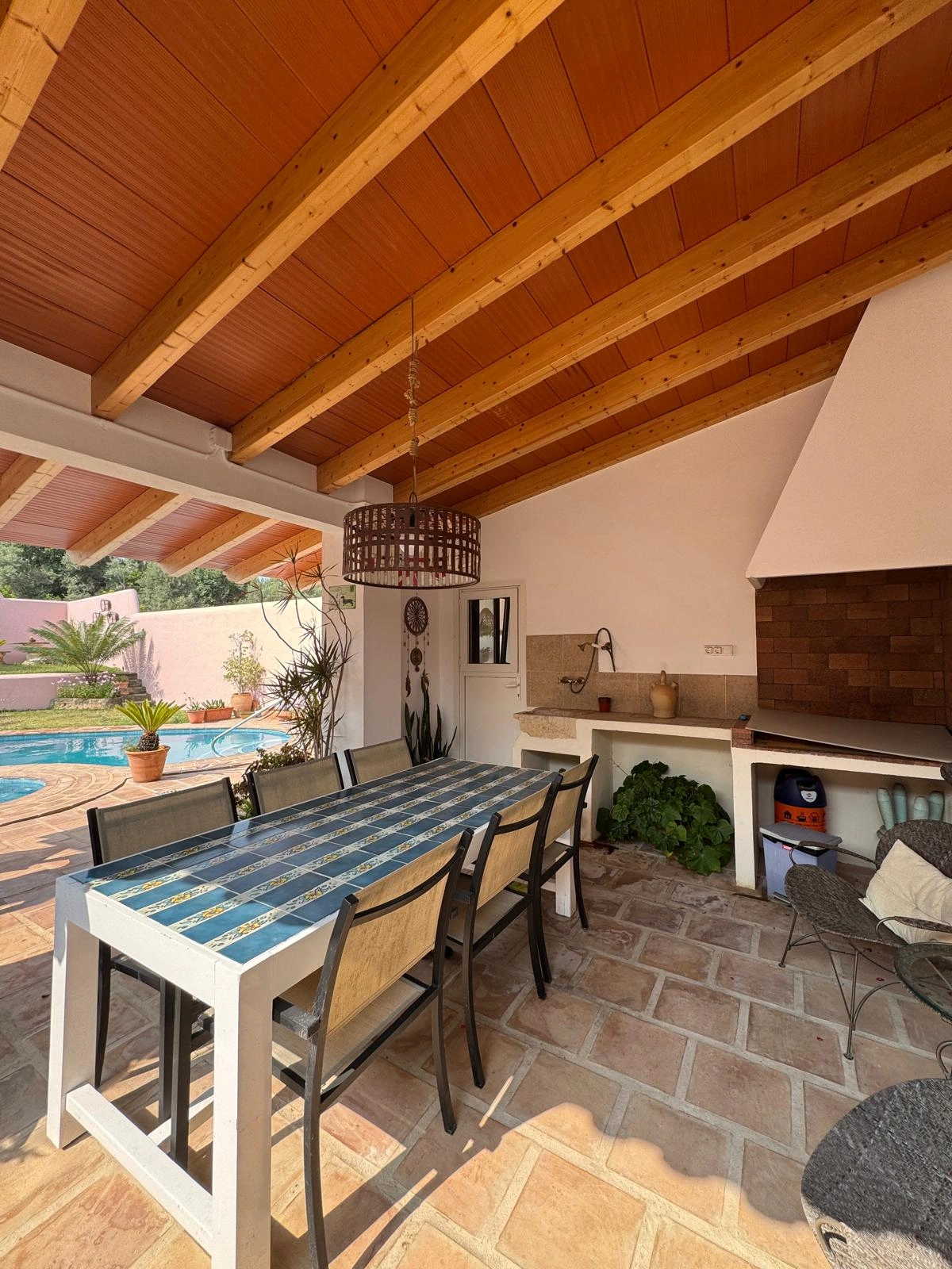 Chalet rústico en Denia con 4 dormitorios y piscina.