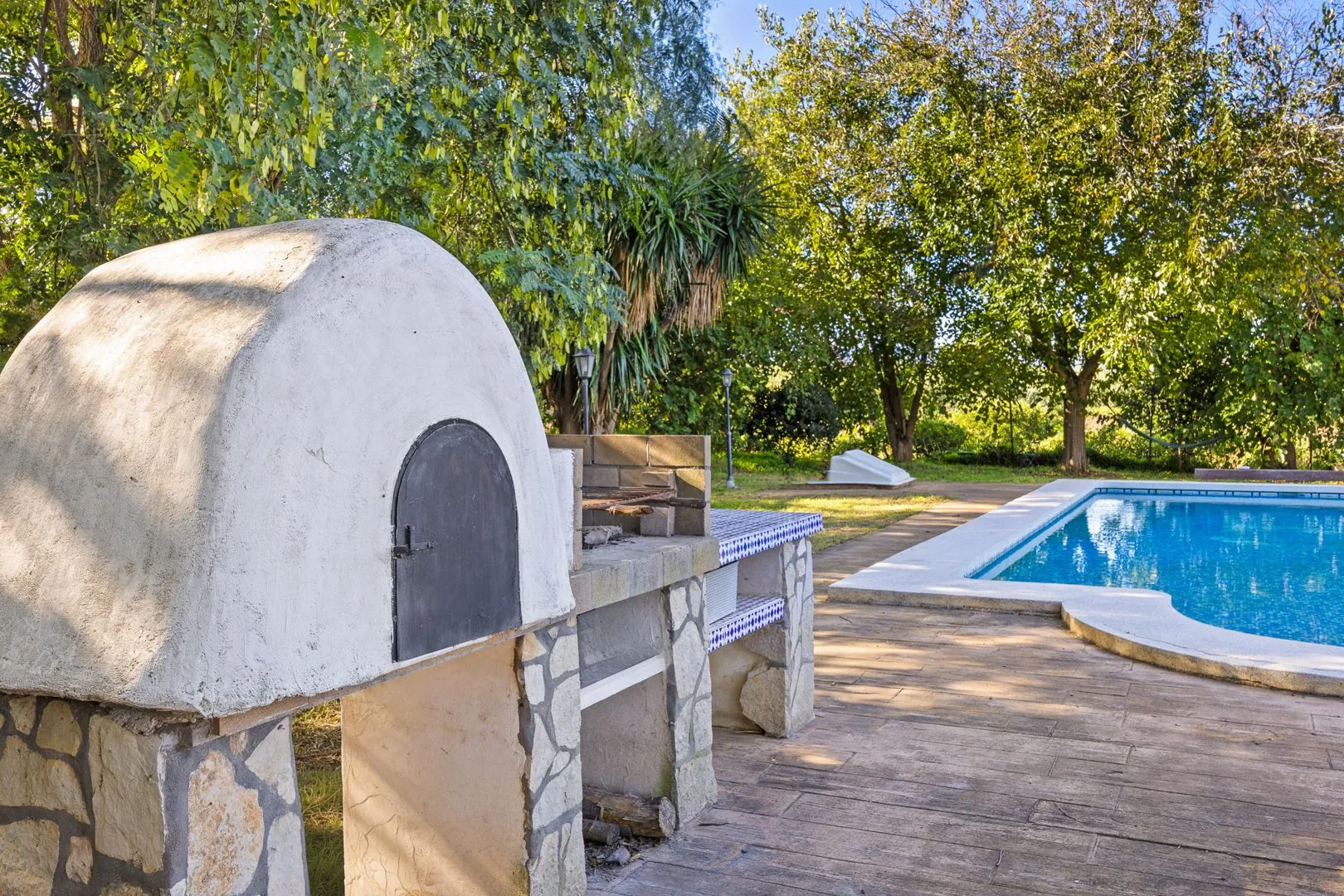 Gran finca rústica compuesta por dos casas y con cuadras para caballos.