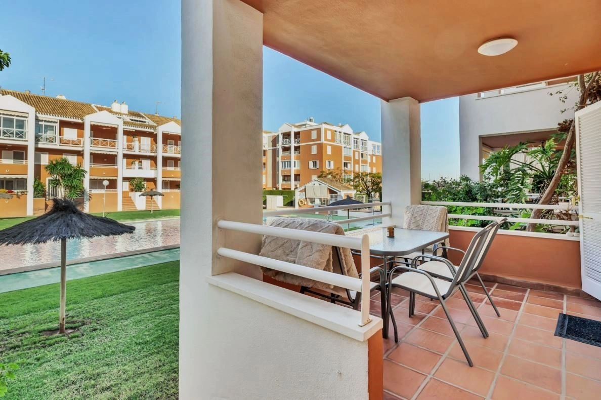 Planta baja a la venta frente al Club Náutico de Denia y a escasos metros de la playa.