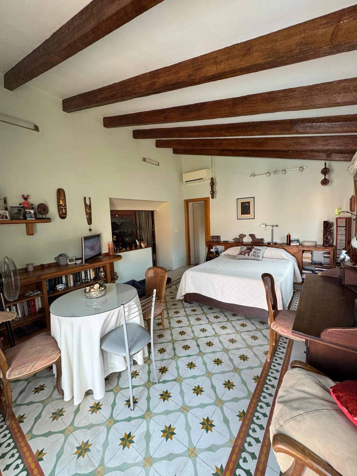 Chalet rústico en Denia con 4 dormitorios y piscina.