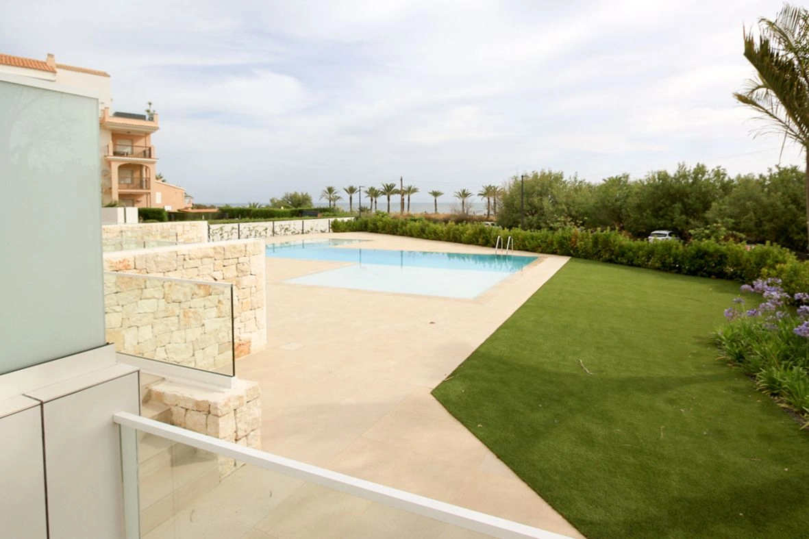 Apartamento bajo de lujo en primera línea de playa en Dénia.
