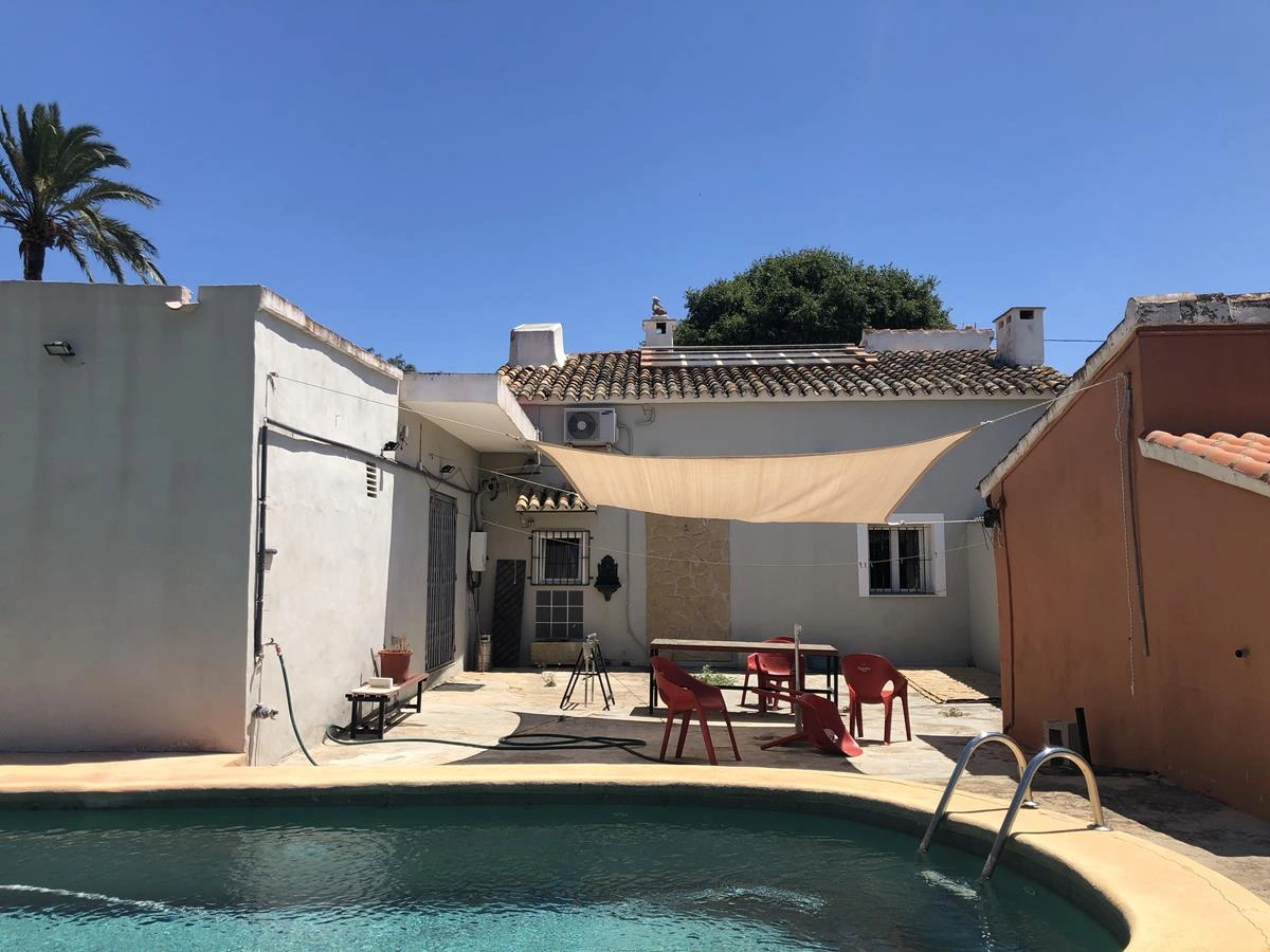 Ondara. Casa de campo amplia con piscina en venta