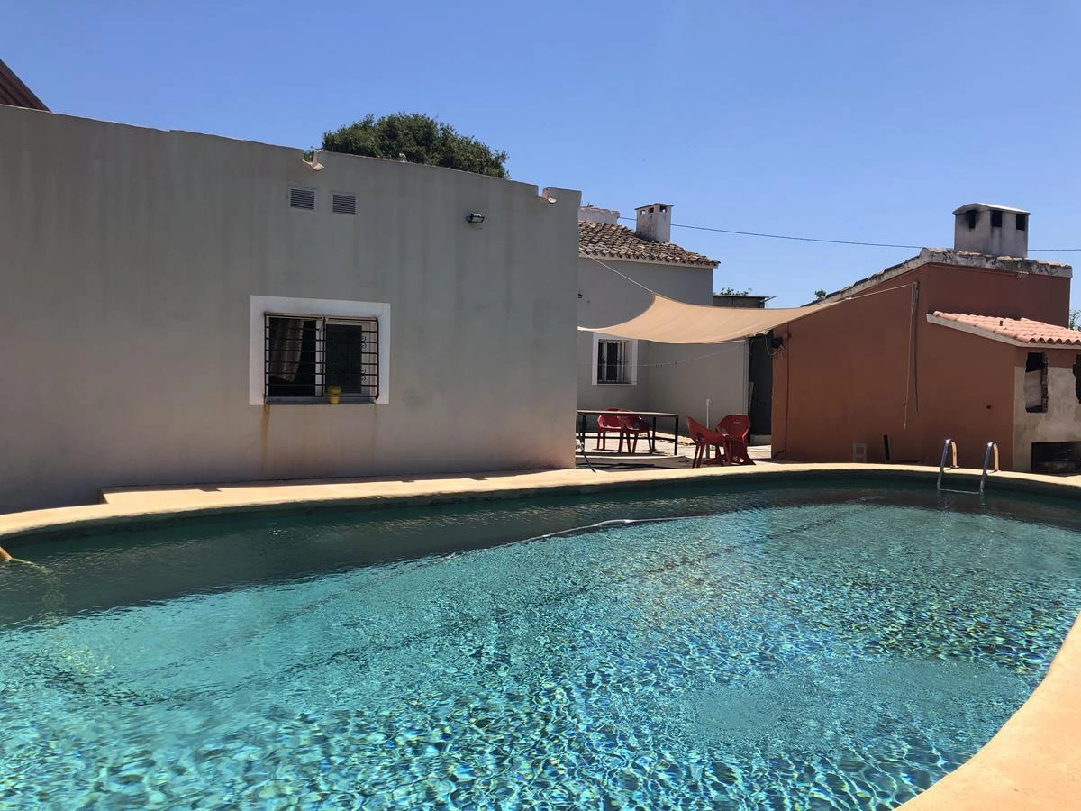 Ondara. Casa de campo amplia con piscina en venta