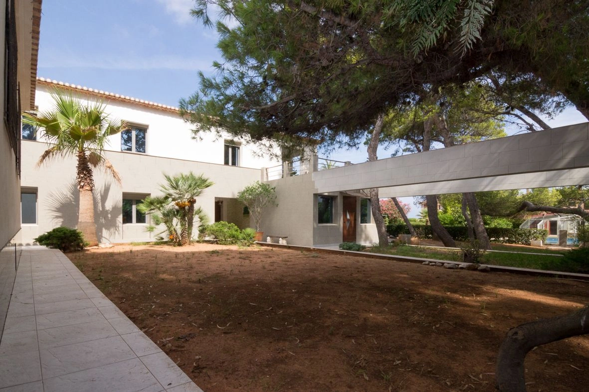 Gran villa en las Rotas con una parcela de 2885 m2.