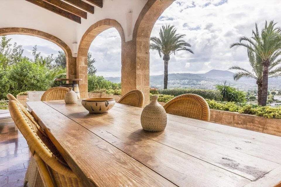Villa en Jávea con Vistas al Mar y al Montgó