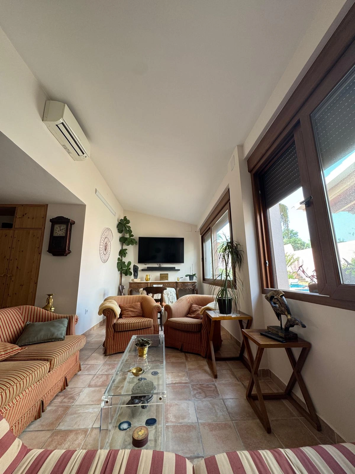 Chalet rústico en Denia con 4 dormitorios y piscina.