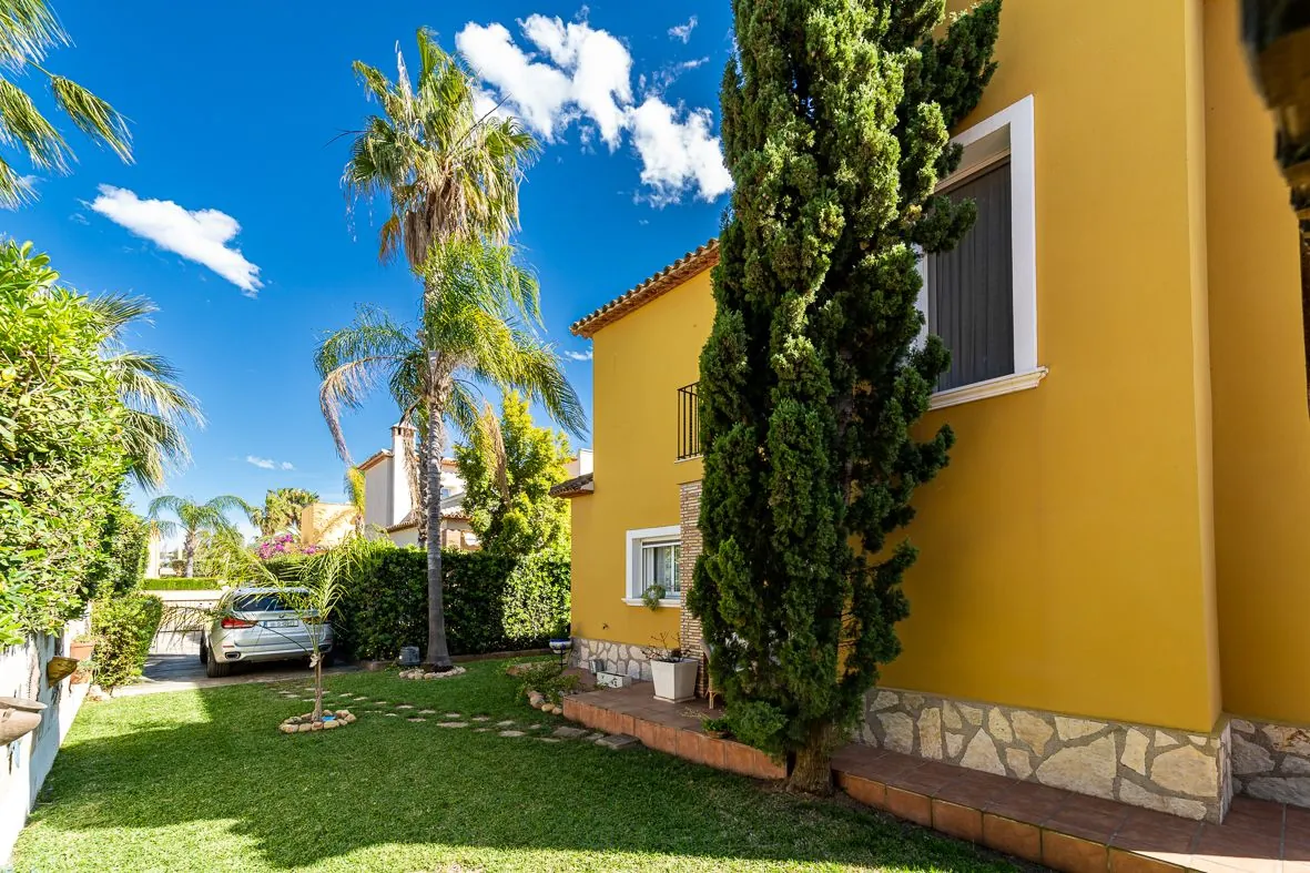 Villa seminueva a un paso del centro.