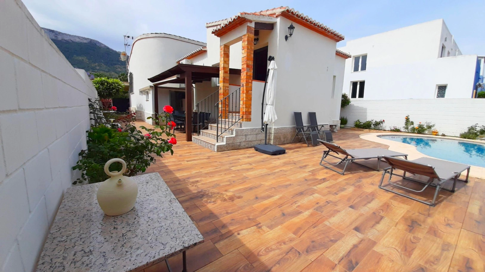CHALET CON PISCINA EN ZONA RESIDENCIAL EN DENIA
