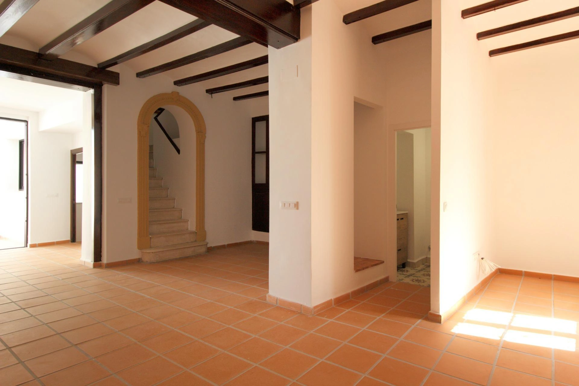 Casa de pueblo de estilo mediterráneo cerca del mar