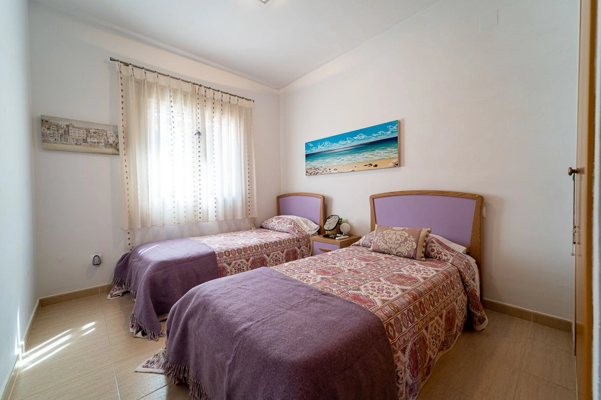 Villa seminueva a un paso del centro.
