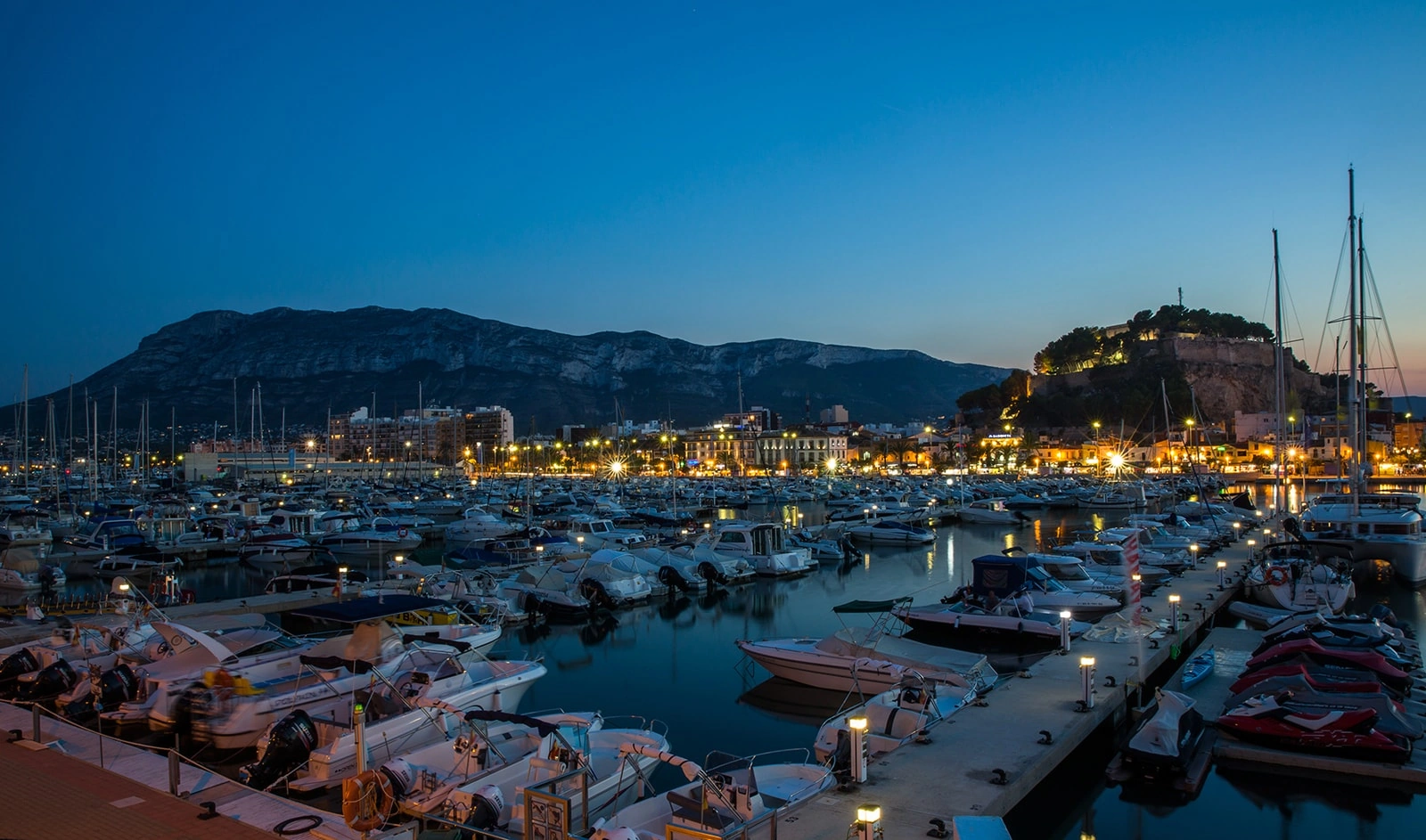 Planta baja a la venta frente al Club Náutico de Denia y a escasos metros de la playa.