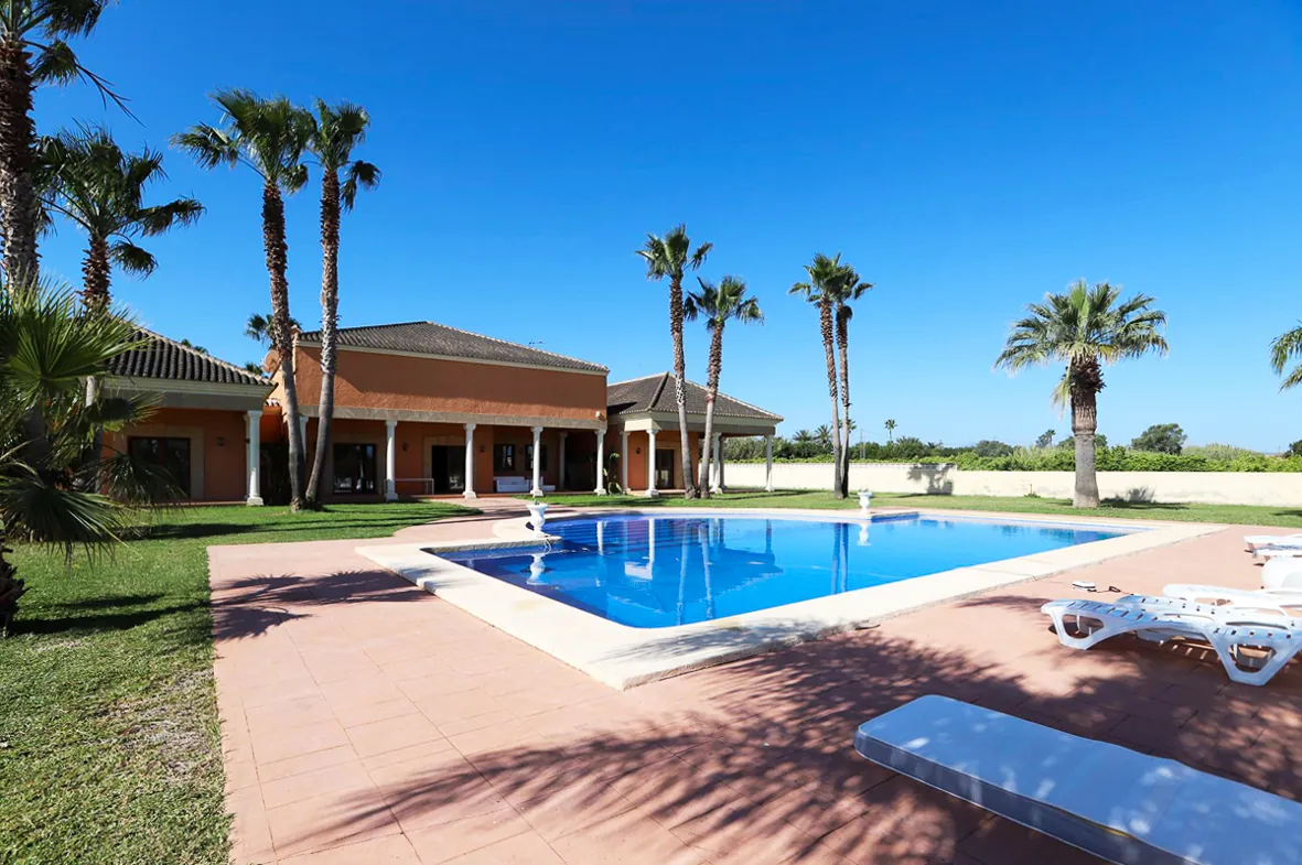 Magnífica villa a 600 metros de la playa en Dénia.