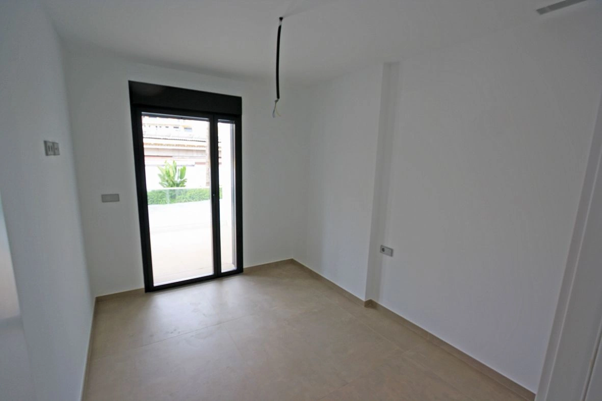 Apartamento bajo de lujo en primera línea de playa en Dénia.