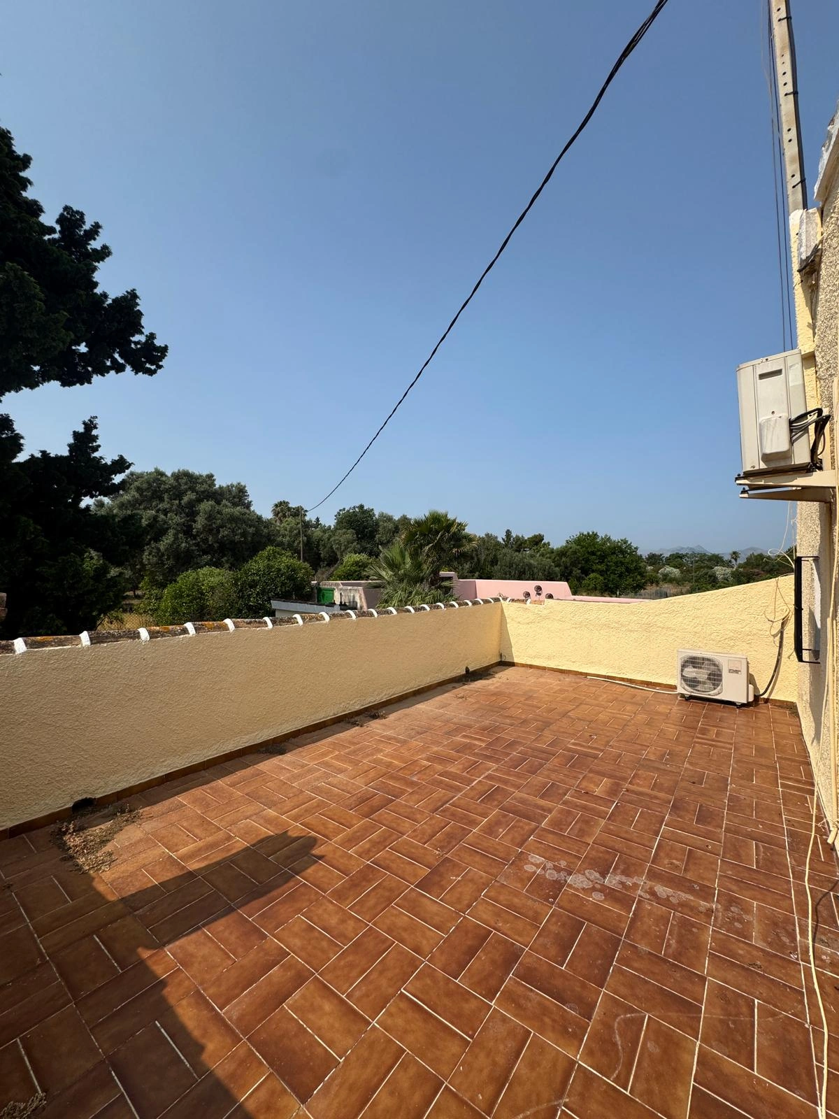 Chalet rústico en Denia con 4 dormitorios y piscina.