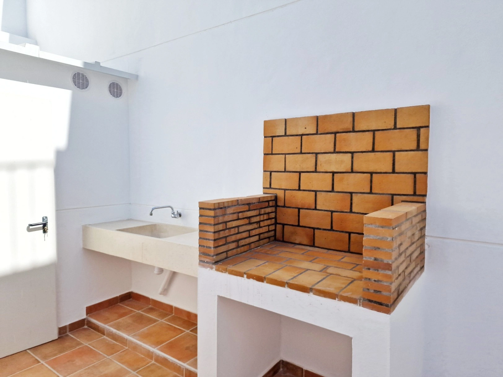 Casa de pueblo de estilo mediterráneo cerca del mar
