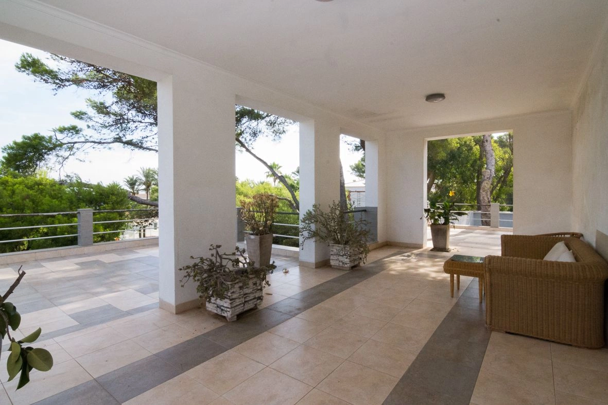 Gran villa en las Rotas con una parcela de 2885 m2.