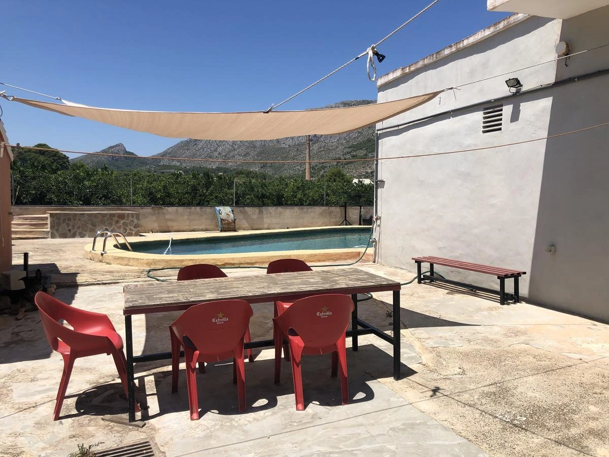 Ondara. Casa de campo amplia con piscina en venta