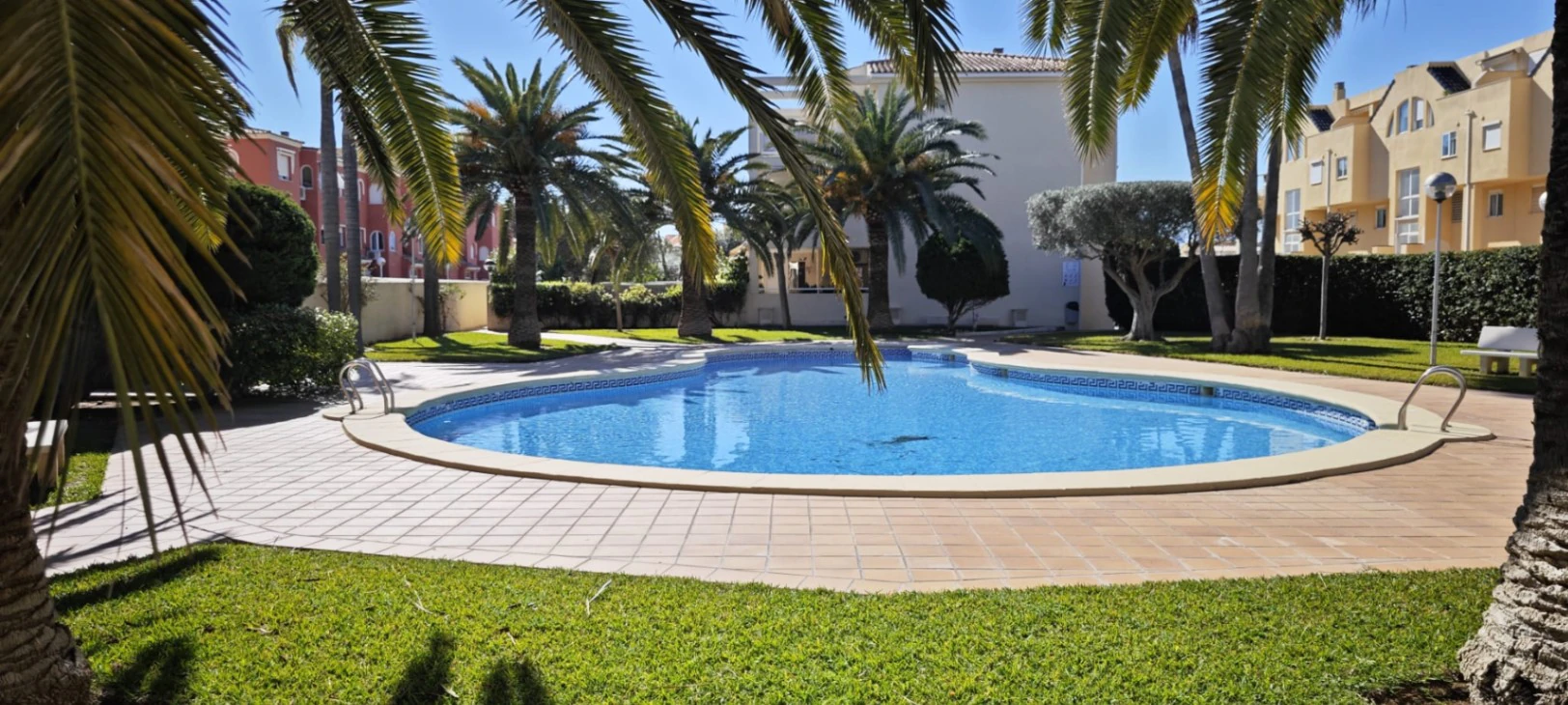 APARTAMENTO EN URBANIZACION A 1.200-metros DE DÉNIA Y  100 de PLAYA