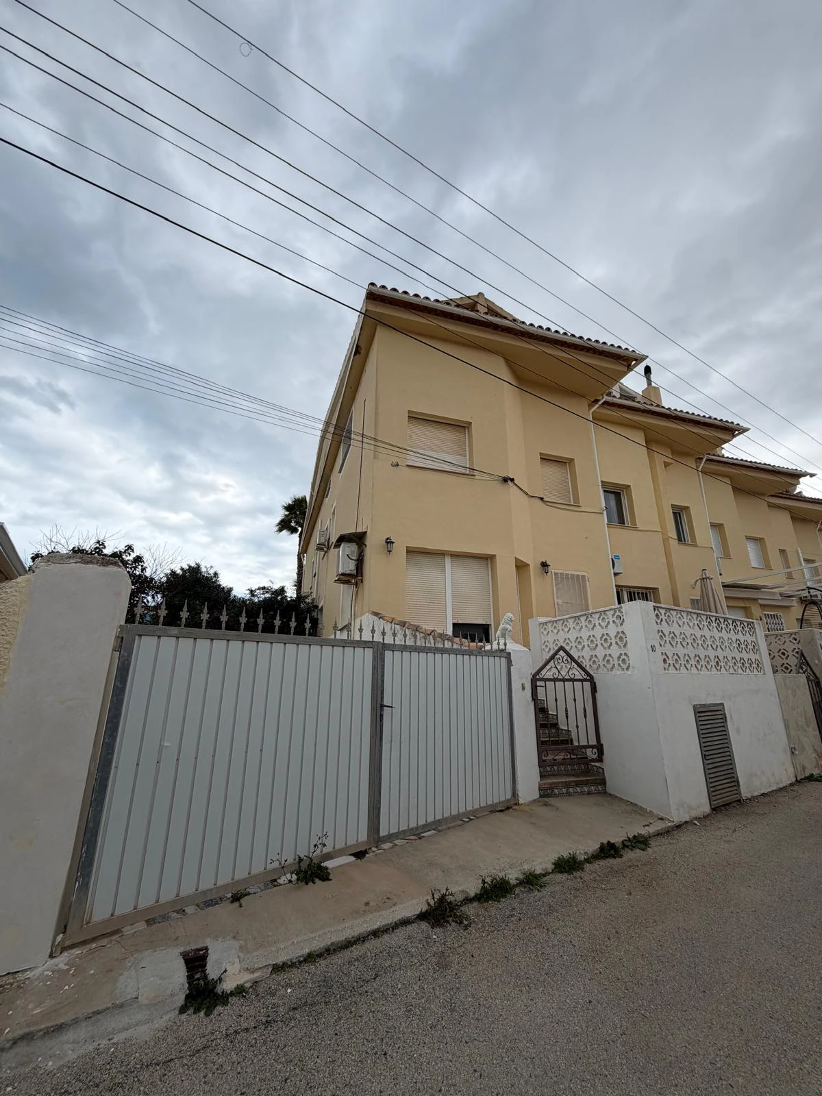 VENTA ADOSADO 3 DORMITORIOS EN PRIMERA LINEA