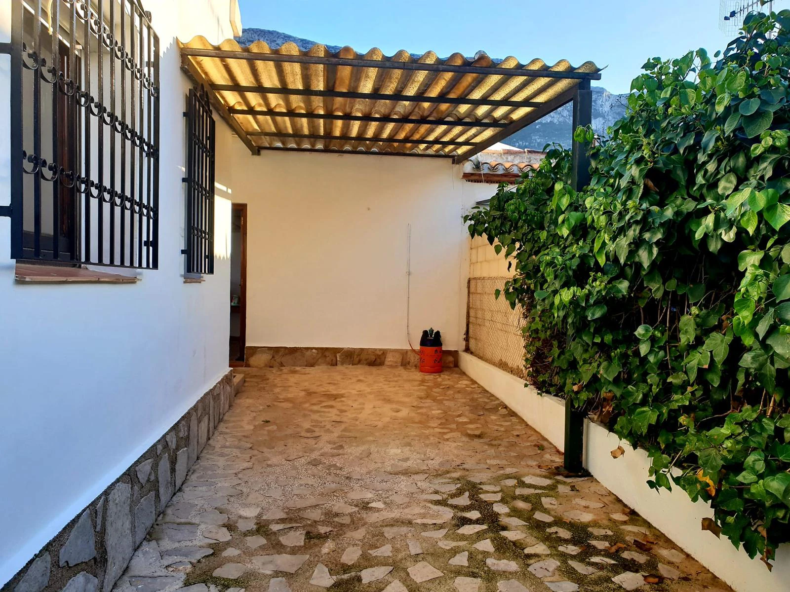 CASA DE CUATRO DORMITORIOS EN DENIA,MONTGO
