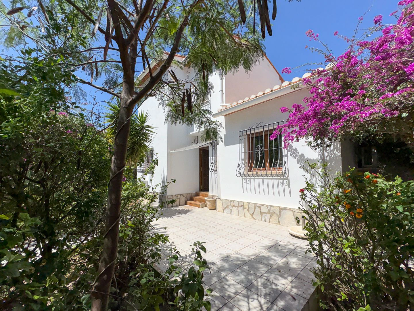Villa Exclusiva en Dénia: Un Balcón al Mediterráneo y la Historia.