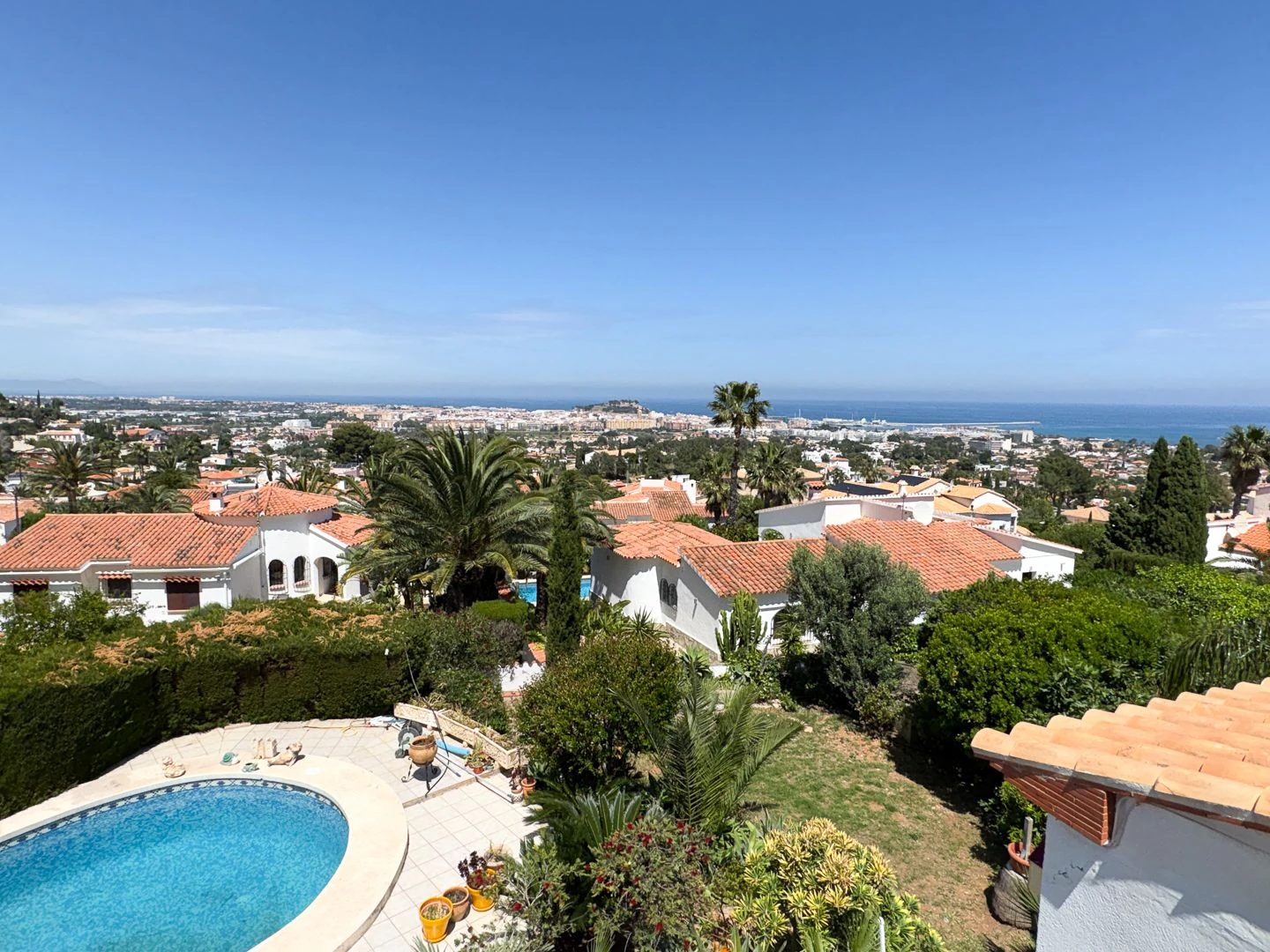 Villa Exclusiva en Dénia: Un Balcón al Mediterráneo y la Historia.
