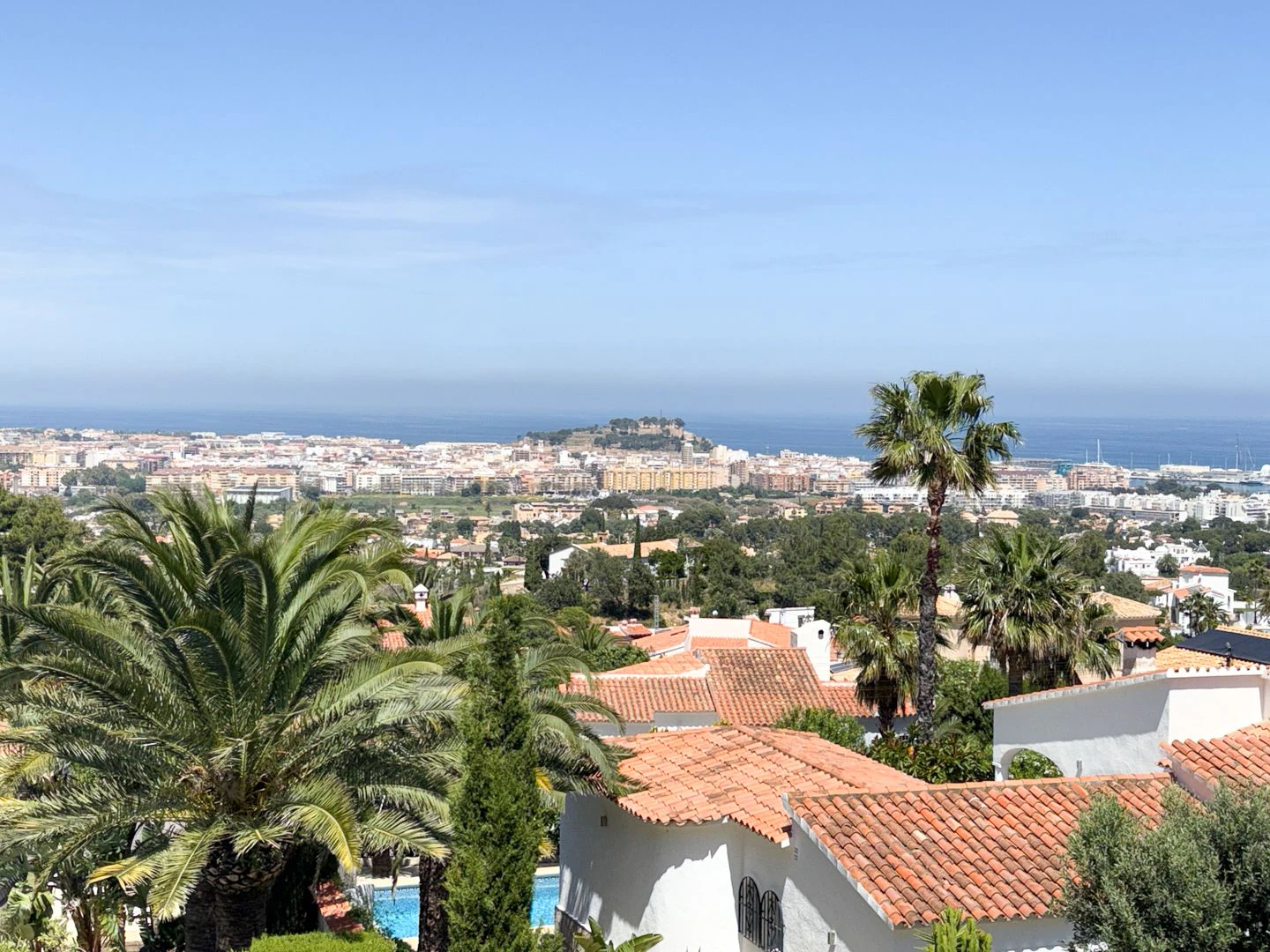 Villa Exclusiva en Dénia: Un Balcón al Mediterráneo y la Historia.