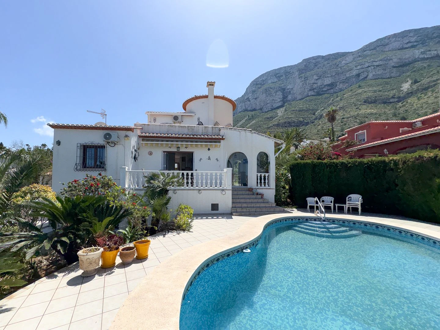 Villa Exclusiva en Dénia: Un Balcón al Mediterráneo y la Historia.