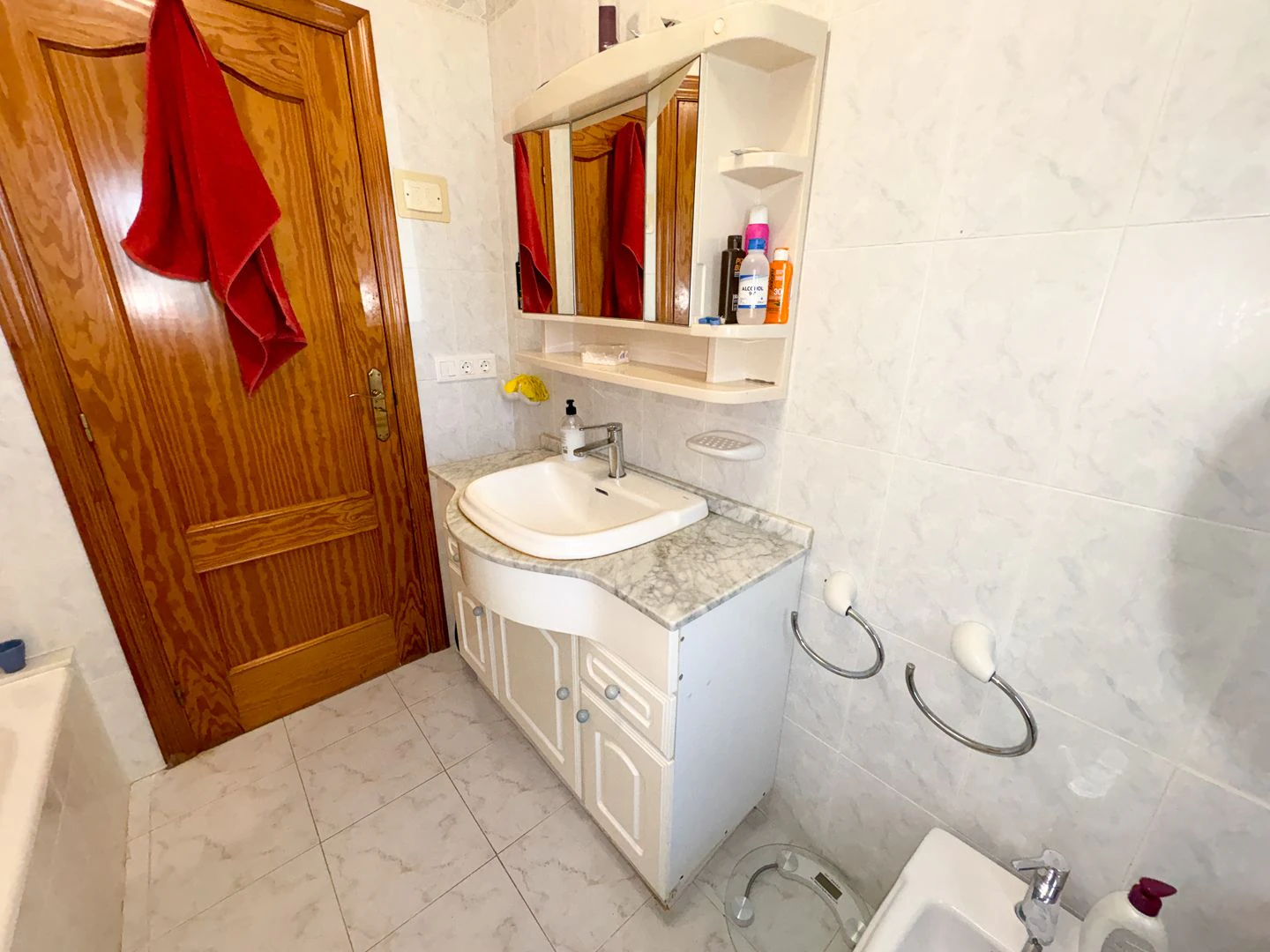 Villa Exclusiva en Dénia: Un Balcón al Mediterráneo y la Historia.
