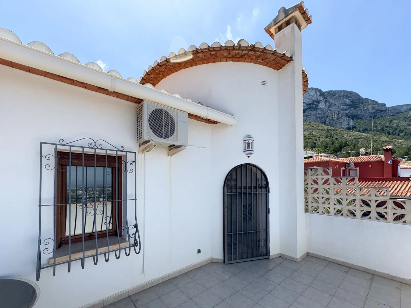 Villa Exclusiva en Dénia: Un Balcón al Mediterráneo y la Historia.