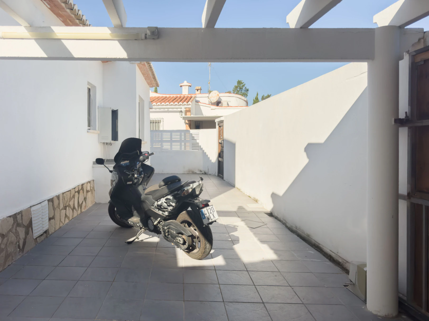 Chalet estilo moderno en venta en Denia con 5 dormitorios y piscina privada