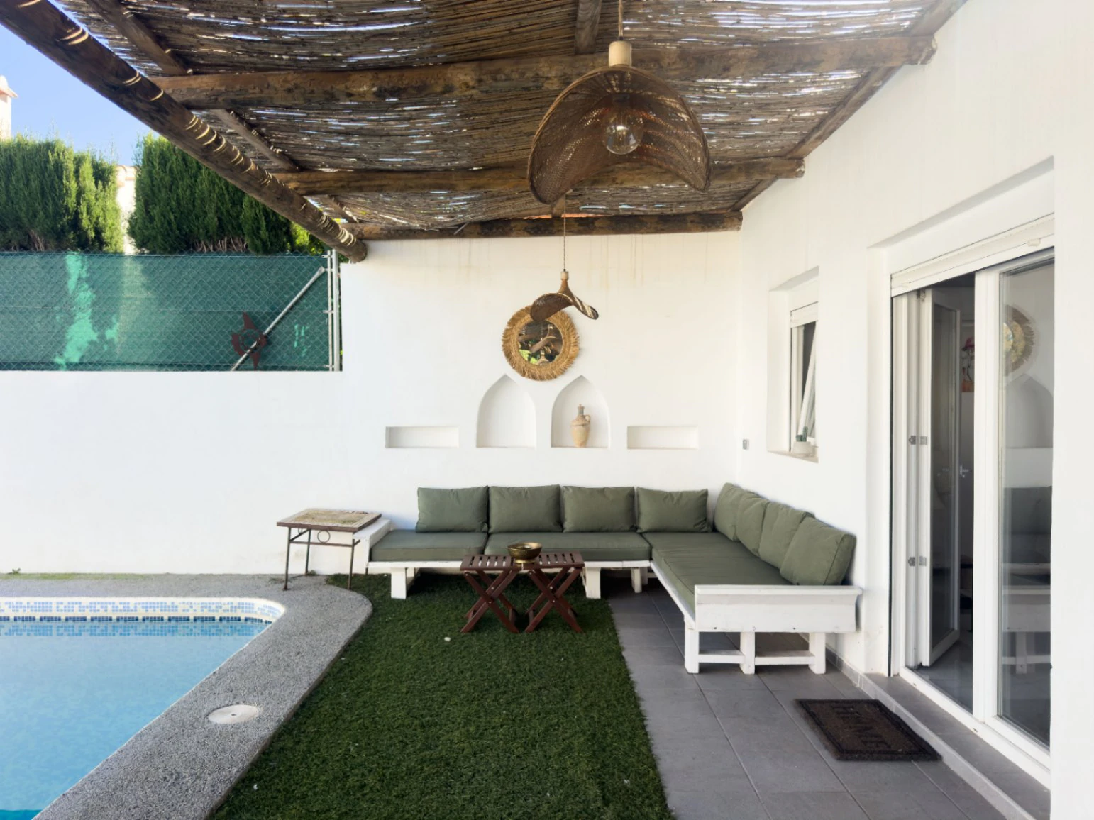 Chalet estilo moderno en venta en Denia con 5 dormitorios y piscina privada