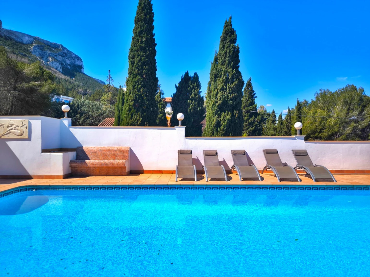 Villa con apartamento de invitados y vistas al mar en Dénia