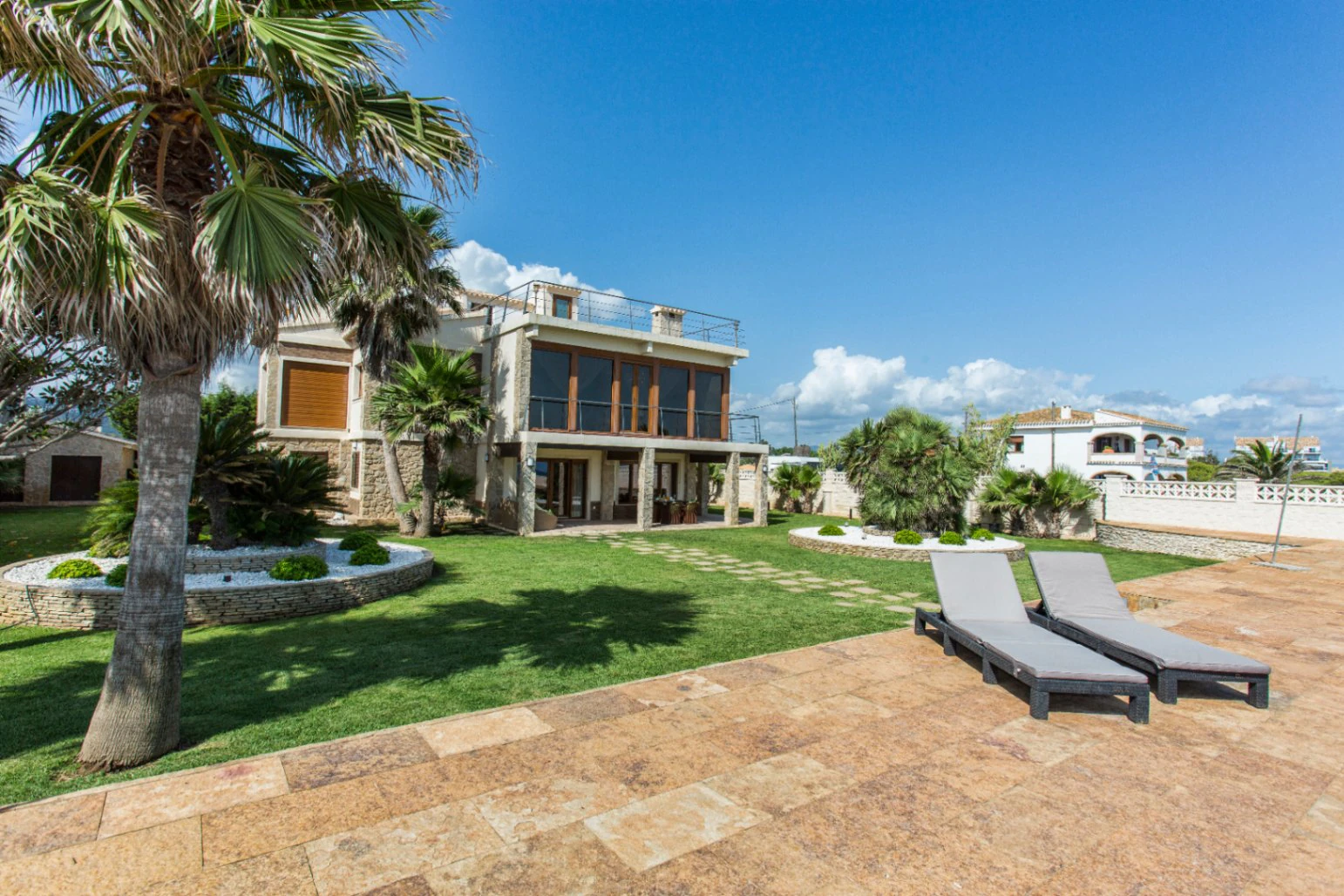 Espectacular casa en primera línea de playa – Un paraíso frente al mar
