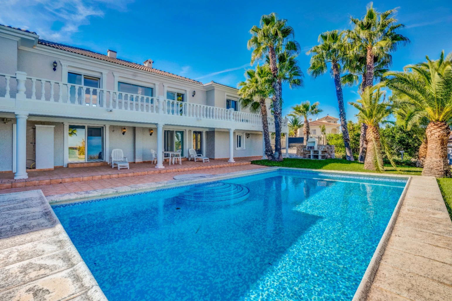 Villa exclusiva con vistas abiertas al mar, la montaña y el castillo de Dénia