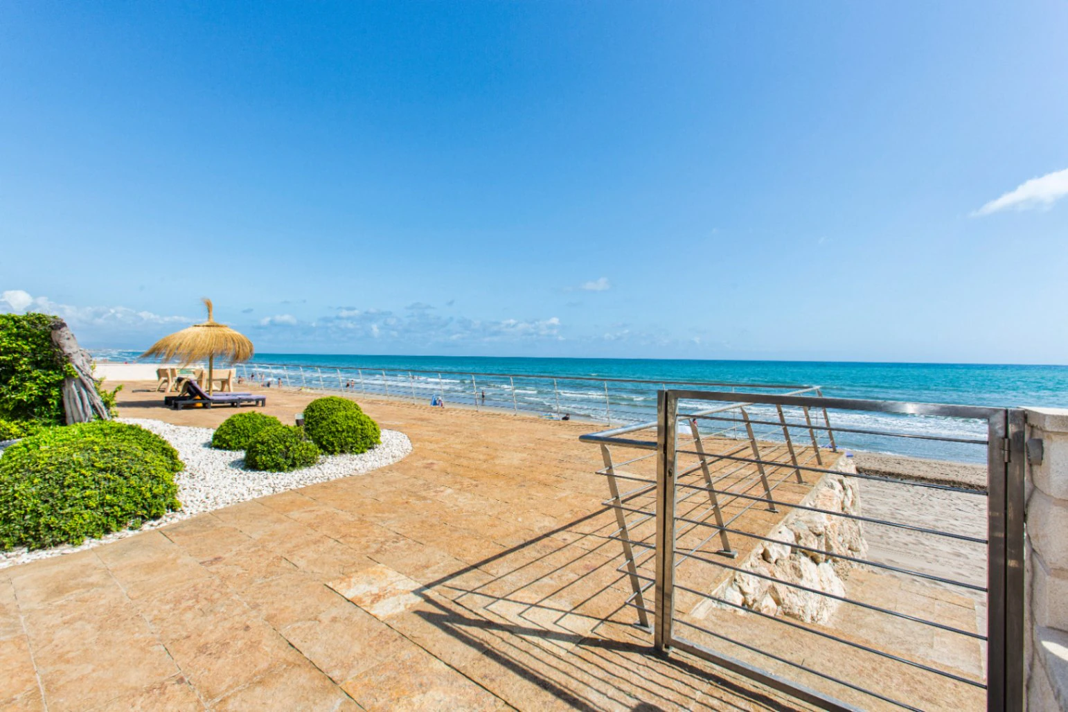 Espectacular casa en primera línea de playa – Un paraíso frente al mar
