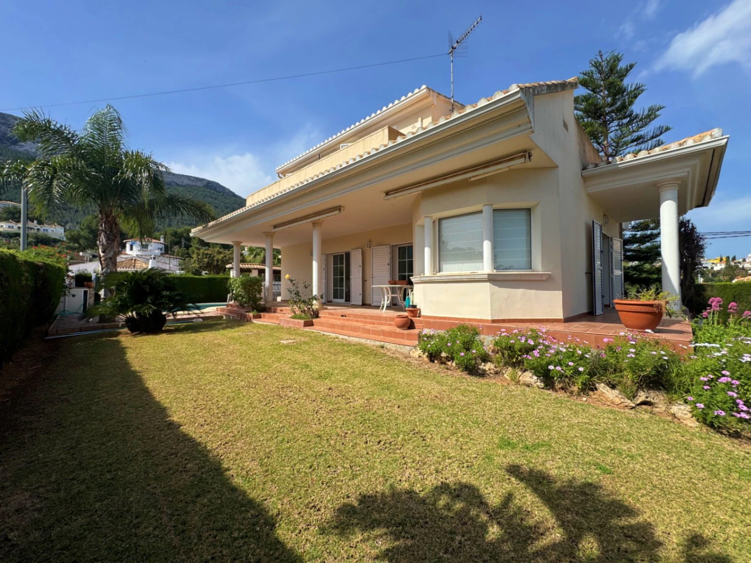Chalet en venta en Denia, con preciosas vistas al mar y al montgó