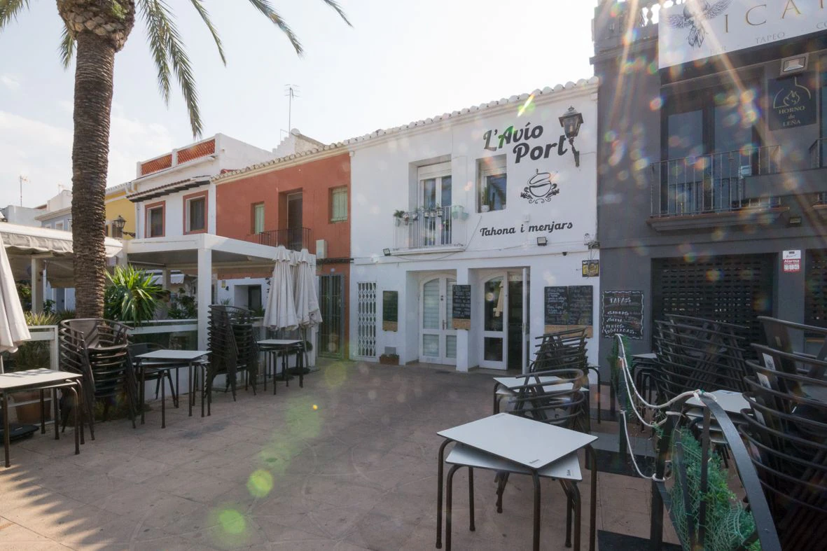 Restaurante en pleno funcionamiento en el puerto de Dénia.