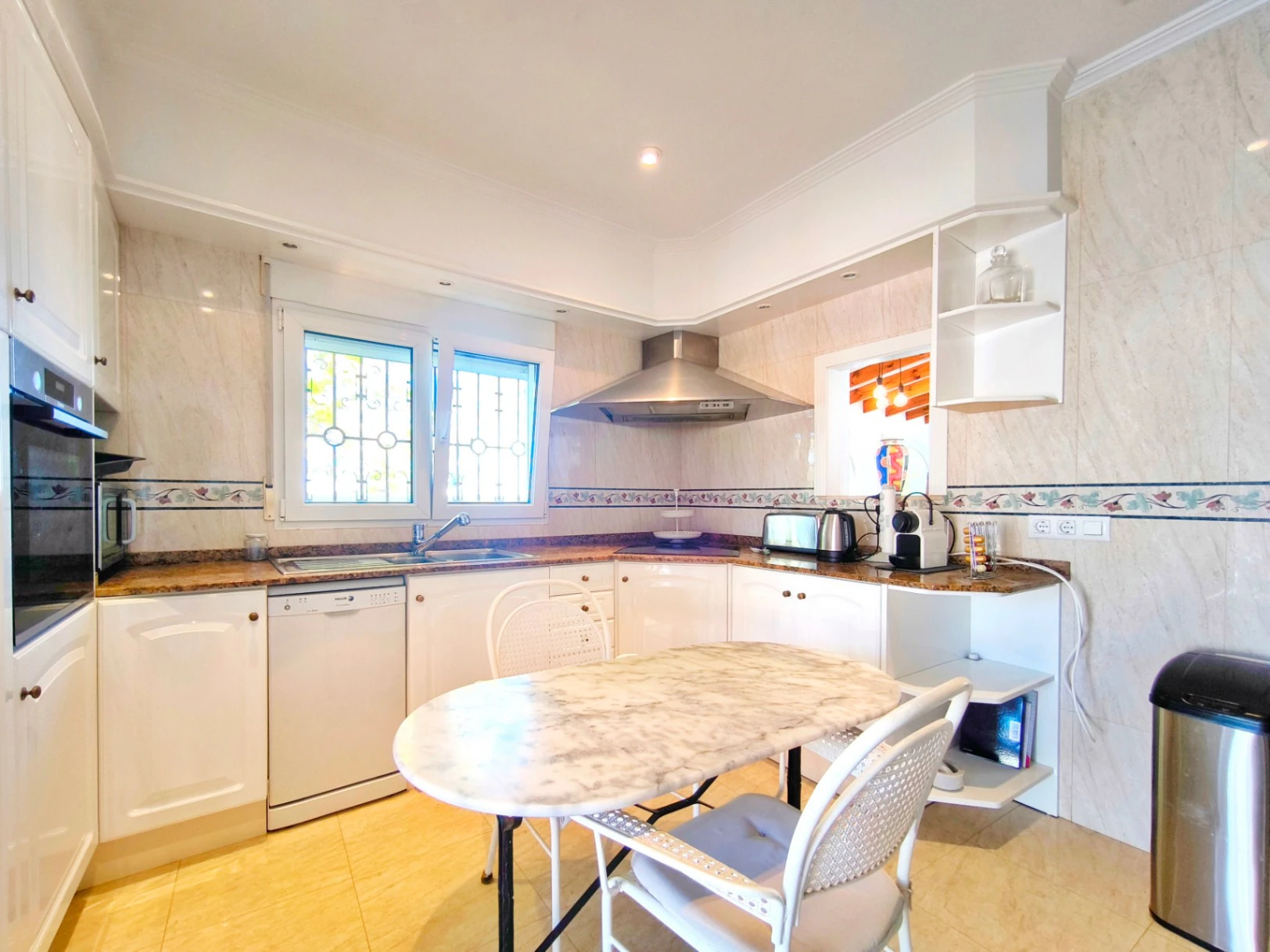 Villa con apartamento de invitados y vistas al mar en Dénia