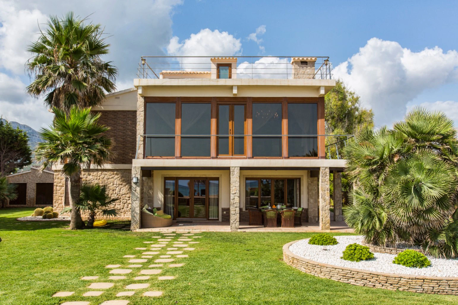Espectacular casa en primera línea de playa – Un paraíso frente al mar
