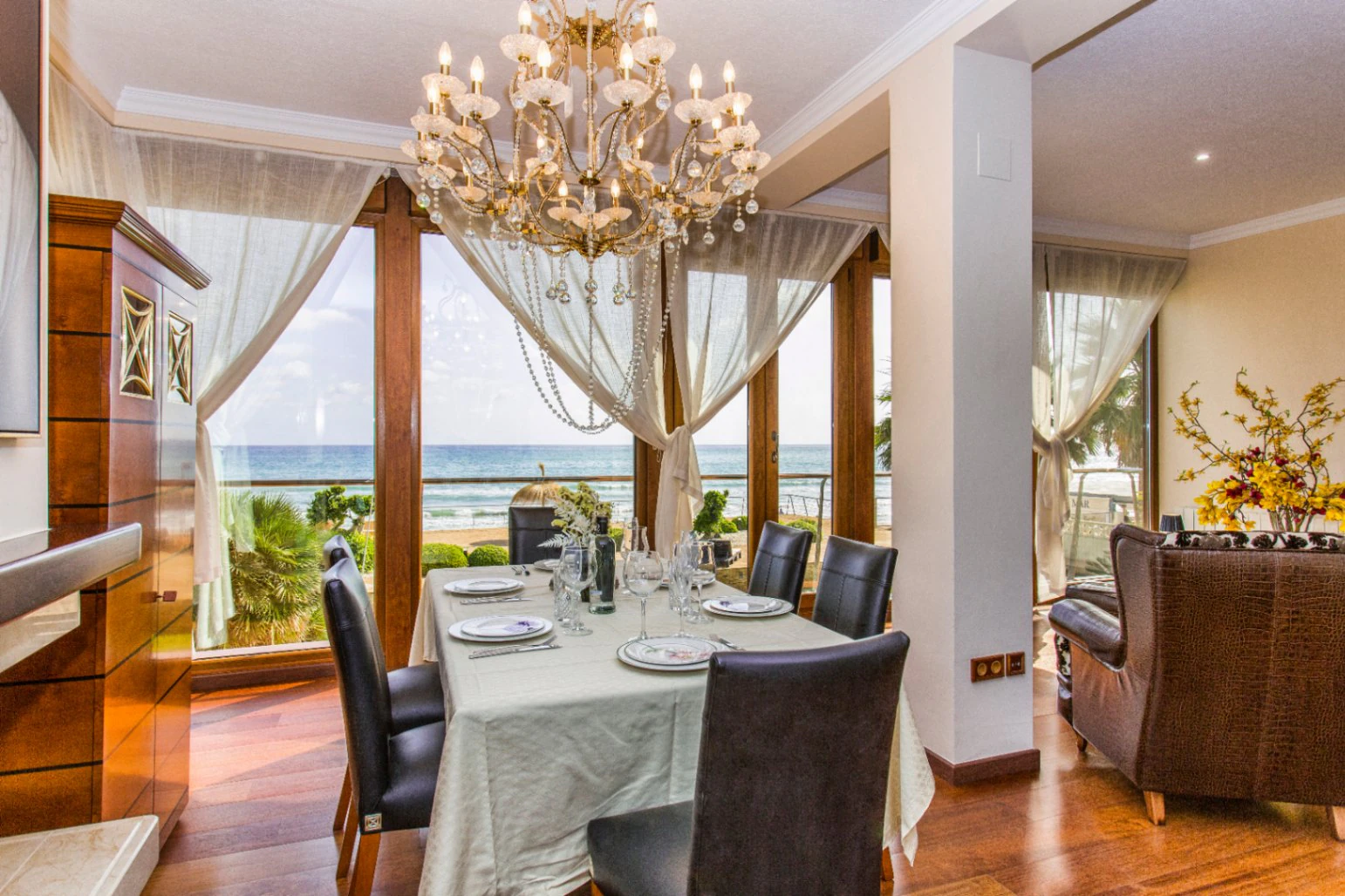 Espectacular casa en primera línea de playa – Un paraíso frente al mar