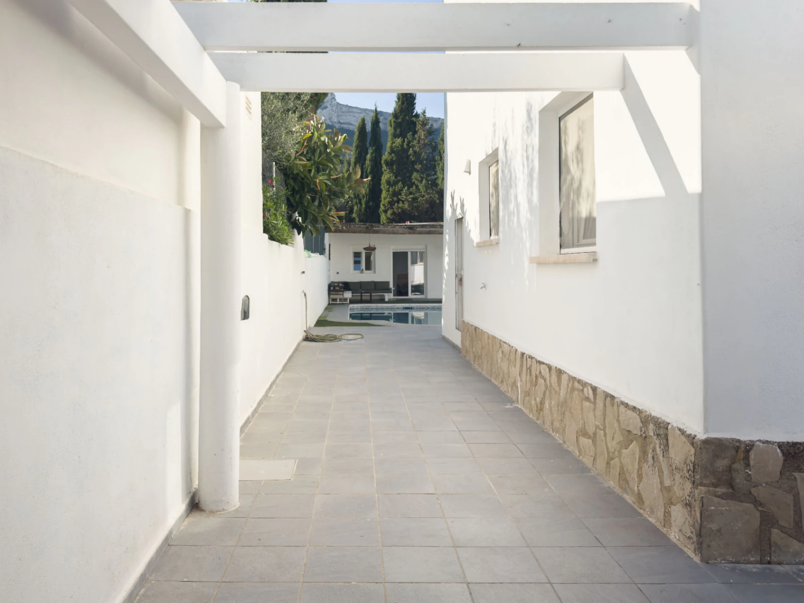 Chalet estilo moderno en venta en Denia con 5 dormitorios y piscina privada