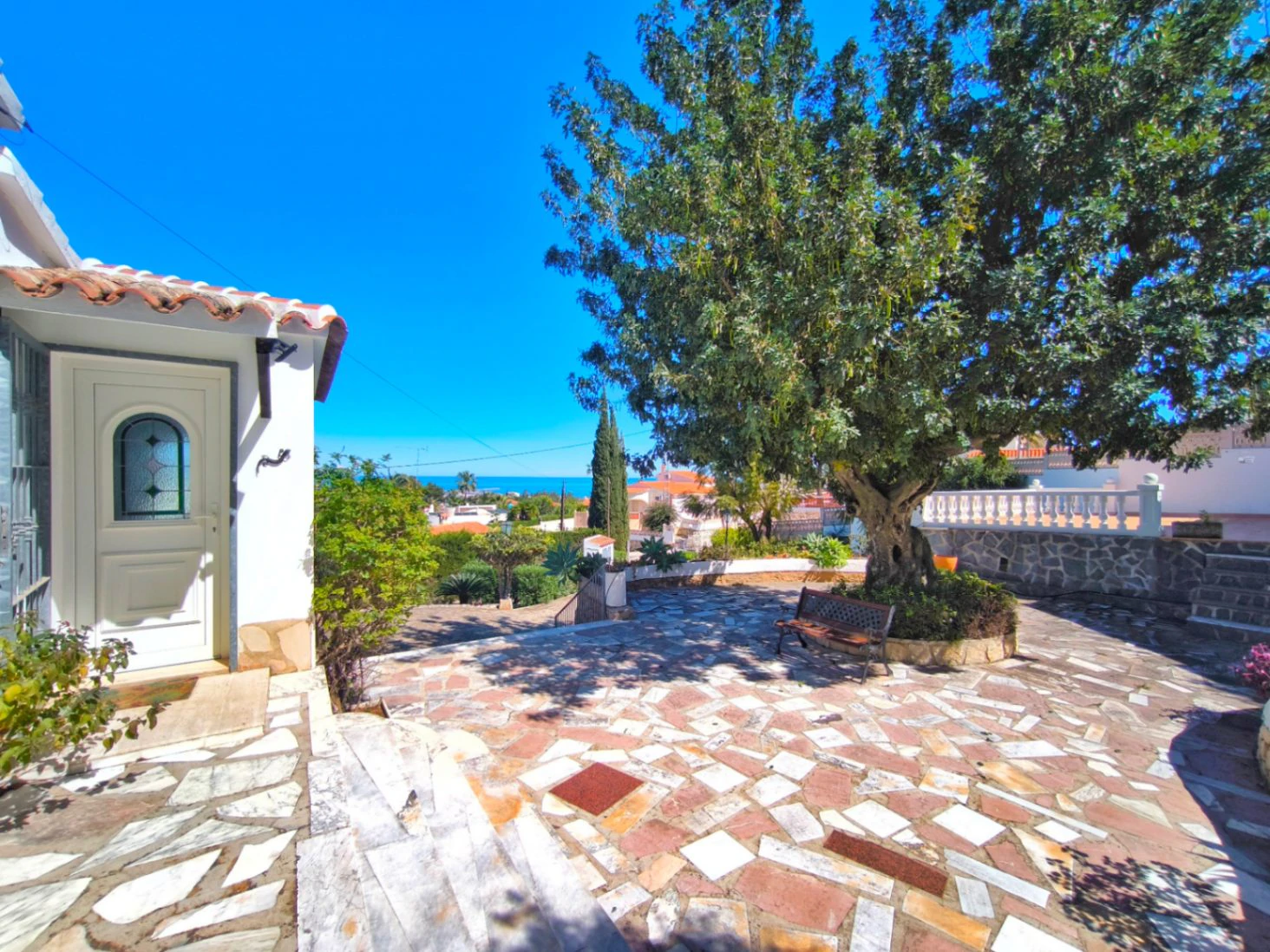 Villa con apartamento de invitados y vistas al mar en Dénia