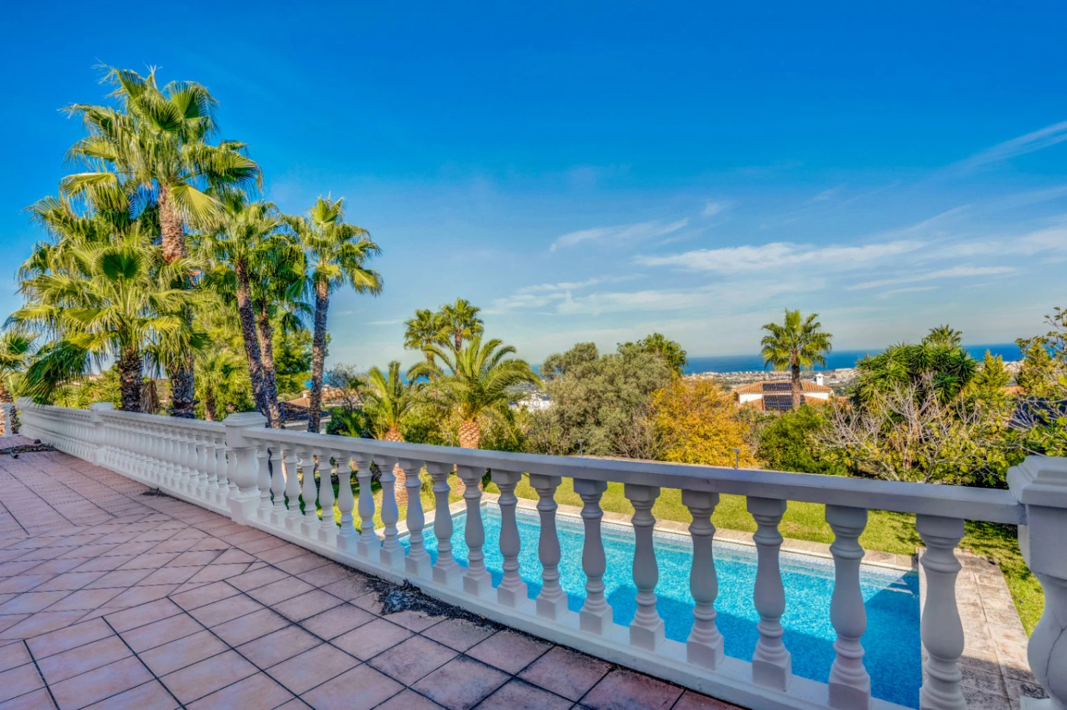 Villa exclusiva con vistas abiertas al mar, la montaña y el castillo de Dénia