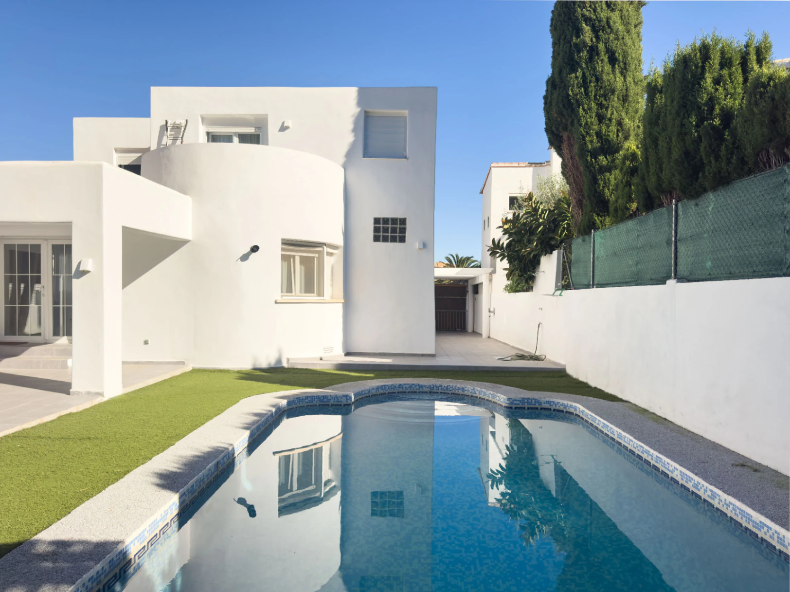 Chalet estilo moderno en venta en Denia con 5 dormitorios y piscina privada