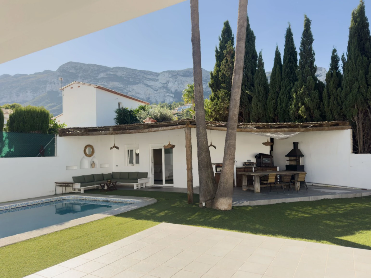 Chalet estilo moderno en venta en Denia con 5 dormitorios y piscina privada