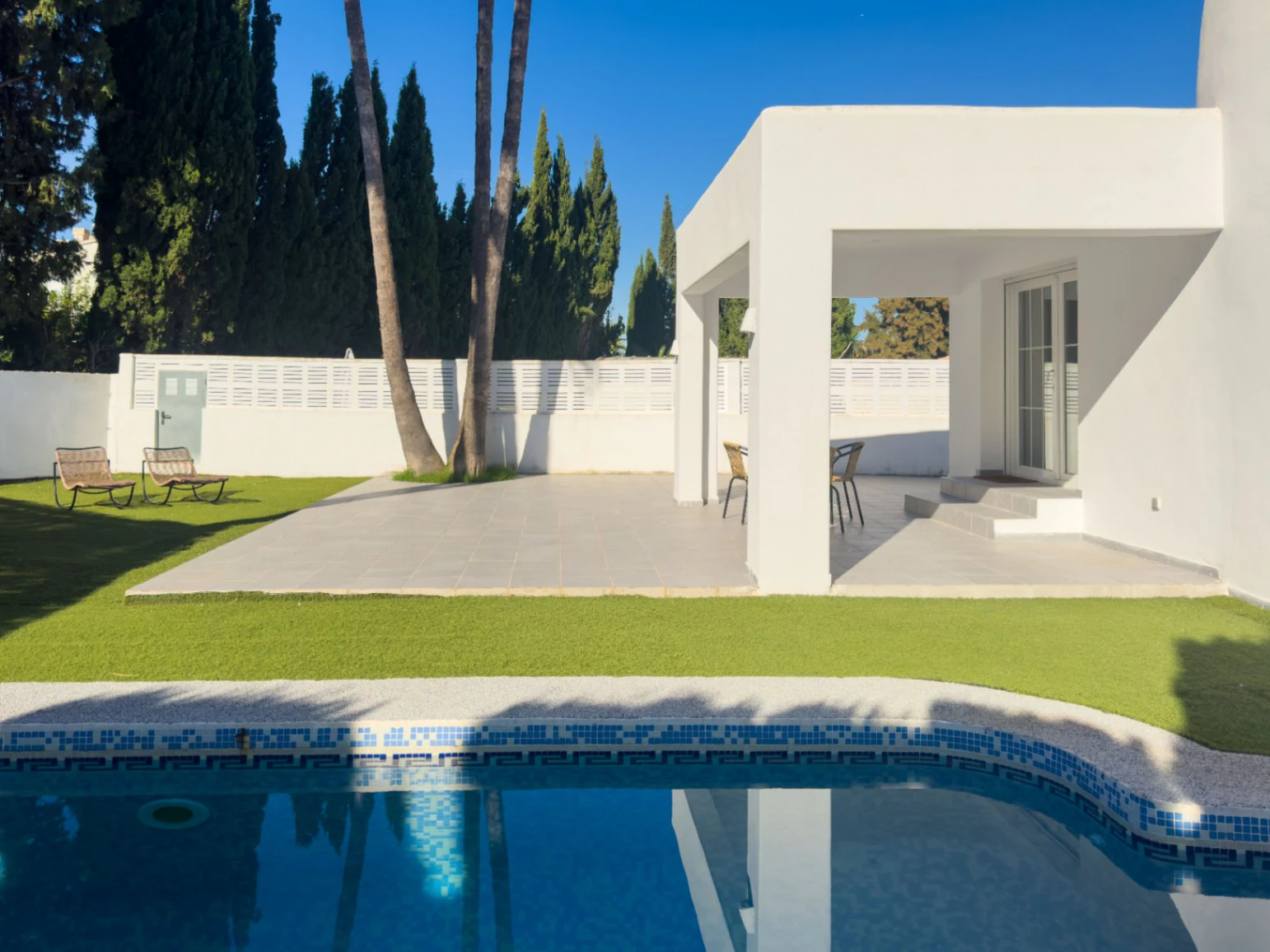 Chalet estilo moderno en venta en Denia con 5 dormitorios y piscina privada